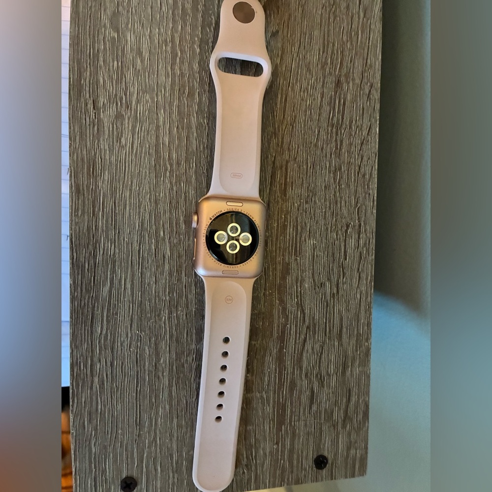 Apple Watch rose gold with pink band - Picture 2 of 2